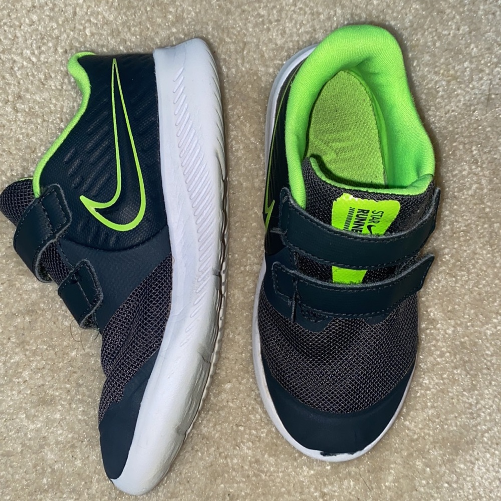 NIKES - Picture 5 of 5